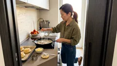 Biscuits and gravy: la ricetta americana in 20 minuti con gravy cremosa e super pepata