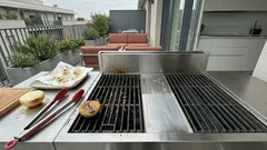 Pulire la griglia del barbecue con la cipolla: il trucco semplice che funziona davvero