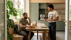 Pausa pranzo in ufficio: perché per alcuni è meglio da soli e per altri in compagnia