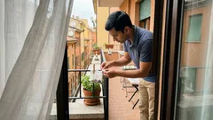 Sacchetti con fondi di caffè sul balcone: funzionano davvero contro le formiche?
