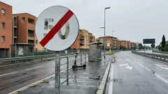 Cosa significa il cartello con il numero barrato e quando finisce davvero il limite di velocità