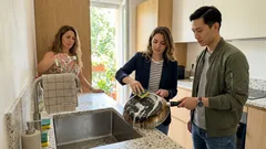 Come pulire il fondo nero della padella con bicarbonato e aceto, senza graffiare