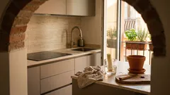 Come far ricrescere il porro dalla base: il trucco del bicchiere d’acqua