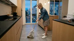 Il trucco dell’asciugamano sulla scopa che cattura la polvere fine in un solo passaggio