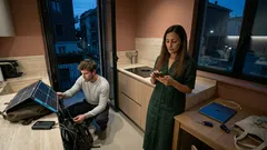 Come ricaricare lo smartphone senza corrente: solare, auto e laptop